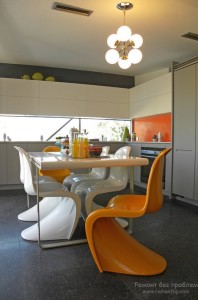 Оранжевые стулья - акцент интерьера кухни