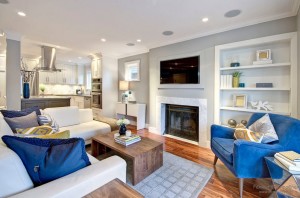 Яркие синие акценты в светло=сером интерьере гостиной