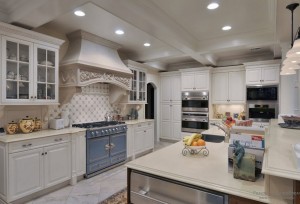 Белоснежная вытяжка в виде старинного дымохода