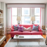 Розовый диван служит акцентом гостиной