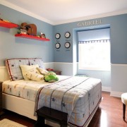 Сочетание светло-голубого с белым в интерьере комнаты для мальчика