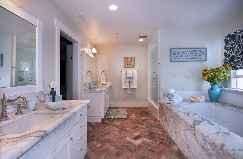 Красивый интерьер просторной ванной комнаты в морском стиле