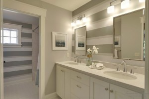 Оригинальный светлый дизайн ванной комнаты с широкими горизонтальными полосами на стенах под тон всему интерьеру