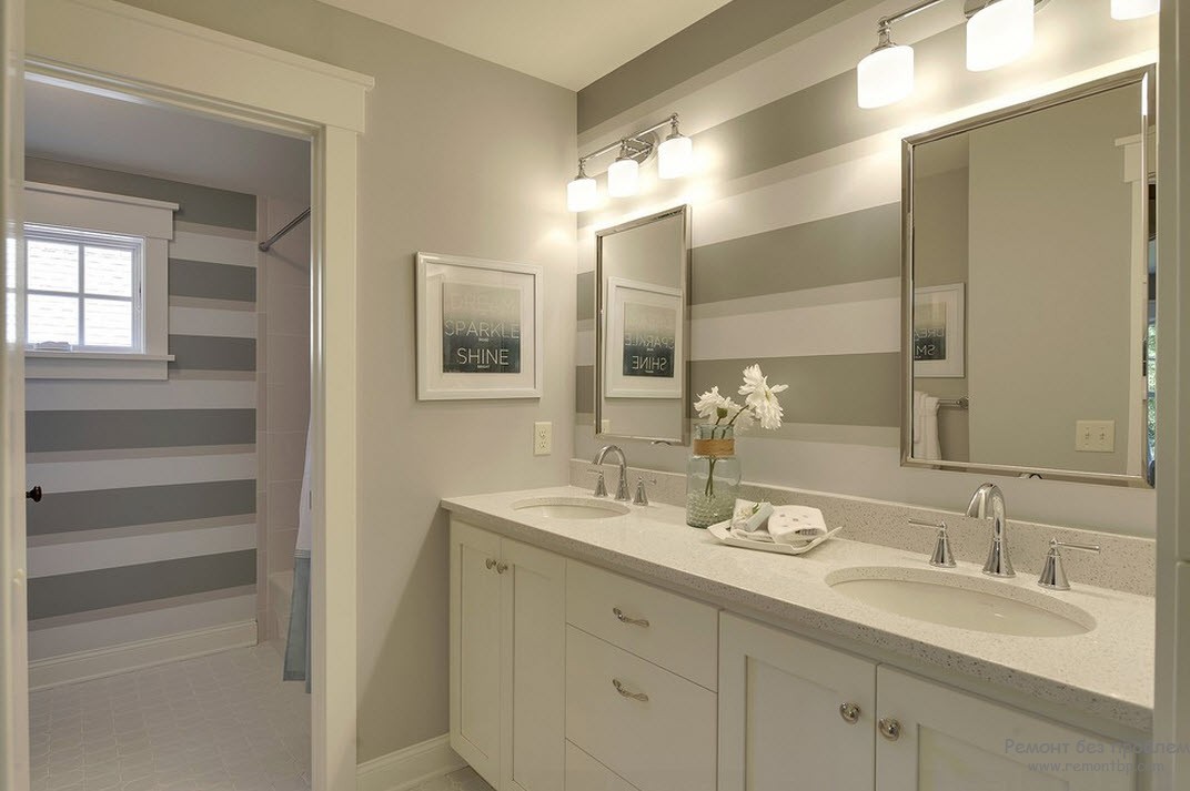 Оригінальний світлий дизайн ванної кімнати з широкими горизонтальними смугами на стінах під тон усьому інтер'єру