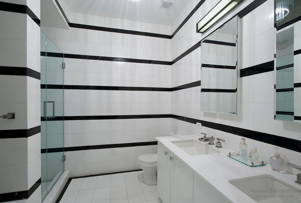 Смугастий інтер'єр невеликої ванної кімнати, де білого явно більше
