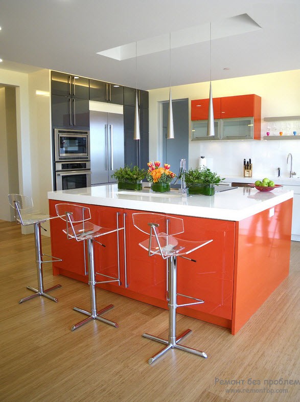 Оранжево-черный интерьер кухни, разбавленный белым цветом
