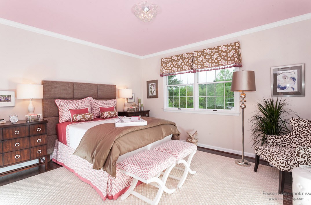 Бледно-розовый интерьер спальни в слчетании с коричневой мебелью