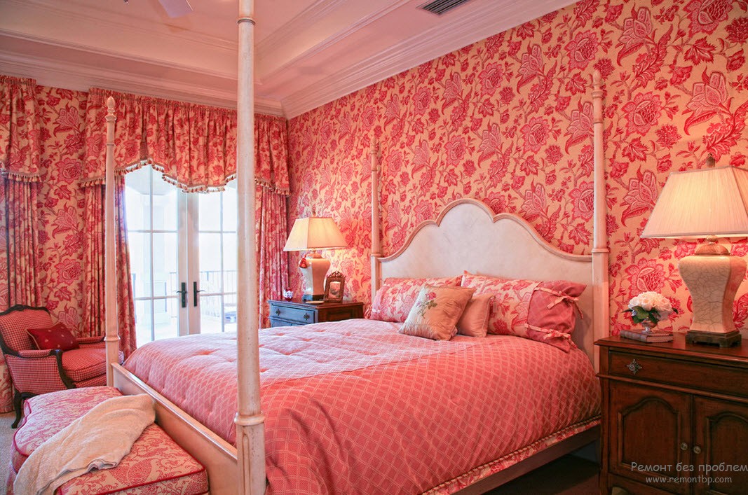 Красивая светло-розовая спальня