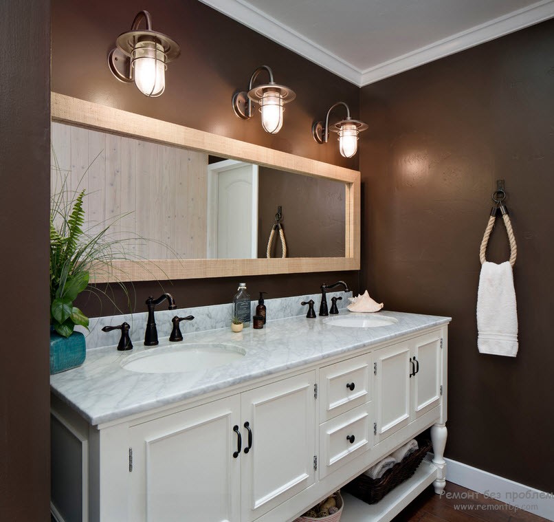 Використання коричневого поєднання з білим в інтер'єрі ванної кімнати в морському стилі