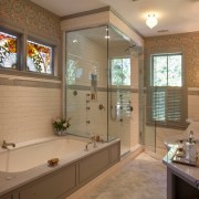 Яркие витражные конструкции в ванной