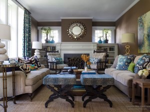 Интерьер коричневой гостиной, дополненный голубым и зеленым цветом