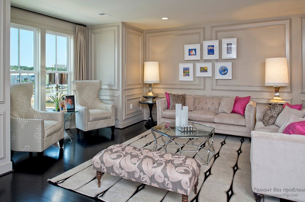 Бежевый цвет на фоне темного пола