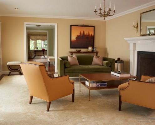 Белый потолок и бежевые стены