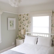 Большие цветы на обоях в спальне