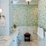 Голубые обои в ванной