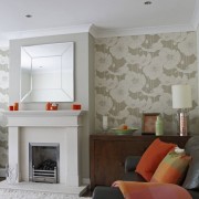 Зеленые обои в зале