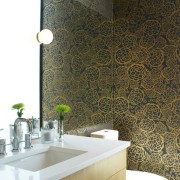 Зеленые обои в туалете