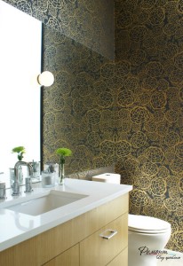 Зеленые обои в туалете