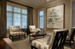 Зеленые портьеры на бежевом фоне