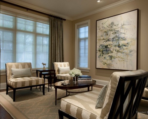 Зеленые портьеры на бежевом фоне