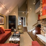 Красный диван на бежевом фоне