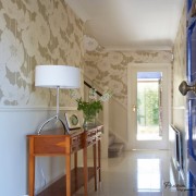 Монохромные обои в холле