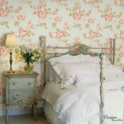 Нежные обои в спальне