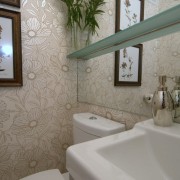 Обои в туалете