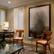 Оранжевые стулья на бежевом фоне