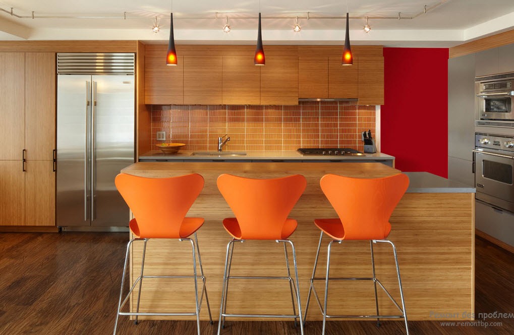 Оранжевые стулья на кухне