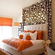 Спальня с добавлением оранжевого цвета