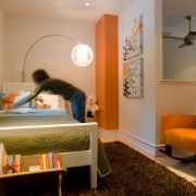 Спальня с фрагментами оранжевого