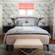 Цветные обои в спальн