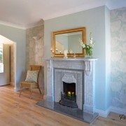 Цветные обои возле камина