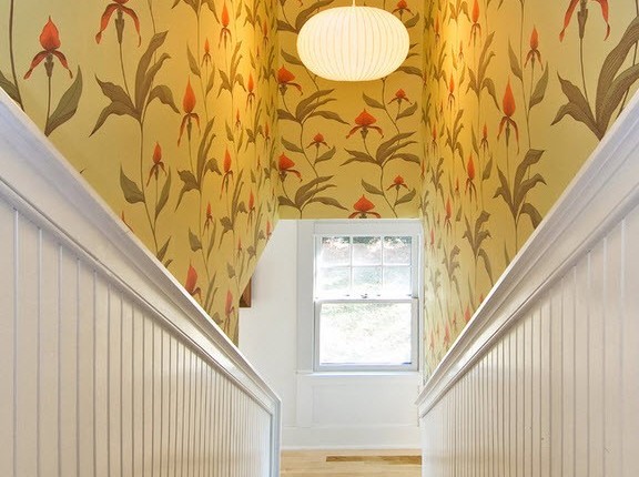 Цветные обои над лестницей