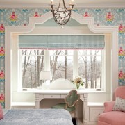 Яркие цветные обои в спальне