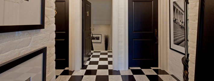 Игра черного и белого цвета на стенах помещений