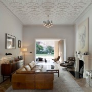 Кожаный угловой диван рыжевого цвета в интерьере гостиной Кожаный угловой диван рыжевого цвета в интерьере гостиной