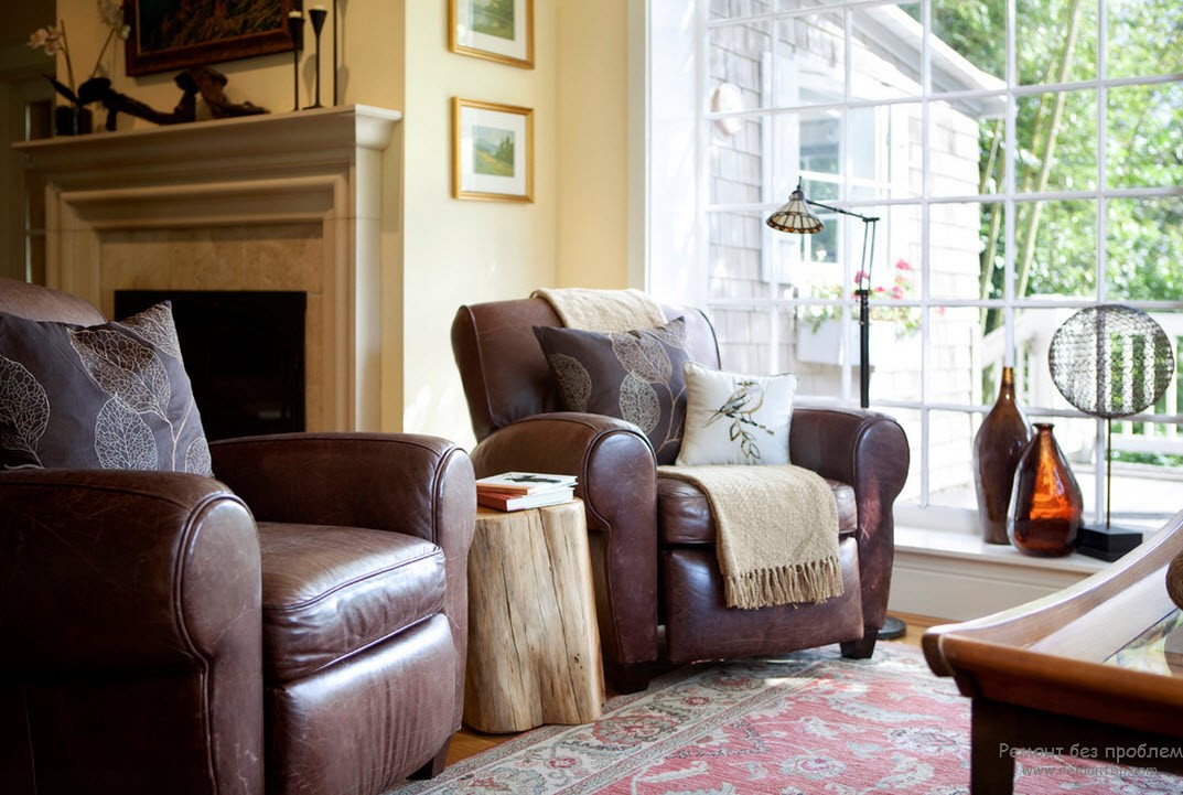 Благроодные коричневые кожаные кресла в гостиной