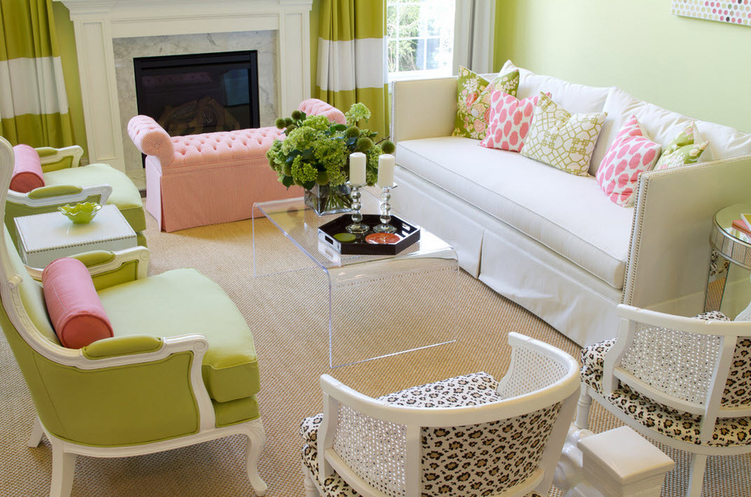 Весняну свіжість у вітальні створюють зелений відтінок ближче до оливкового у поєднанні з ніжно-рожевим та білим.