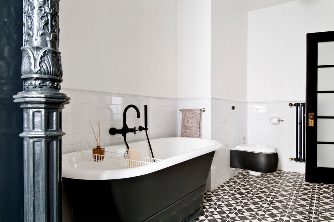 Дизайн черно-белой ванной комнаты с колонной