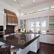 Глянцевая столешница на кухне