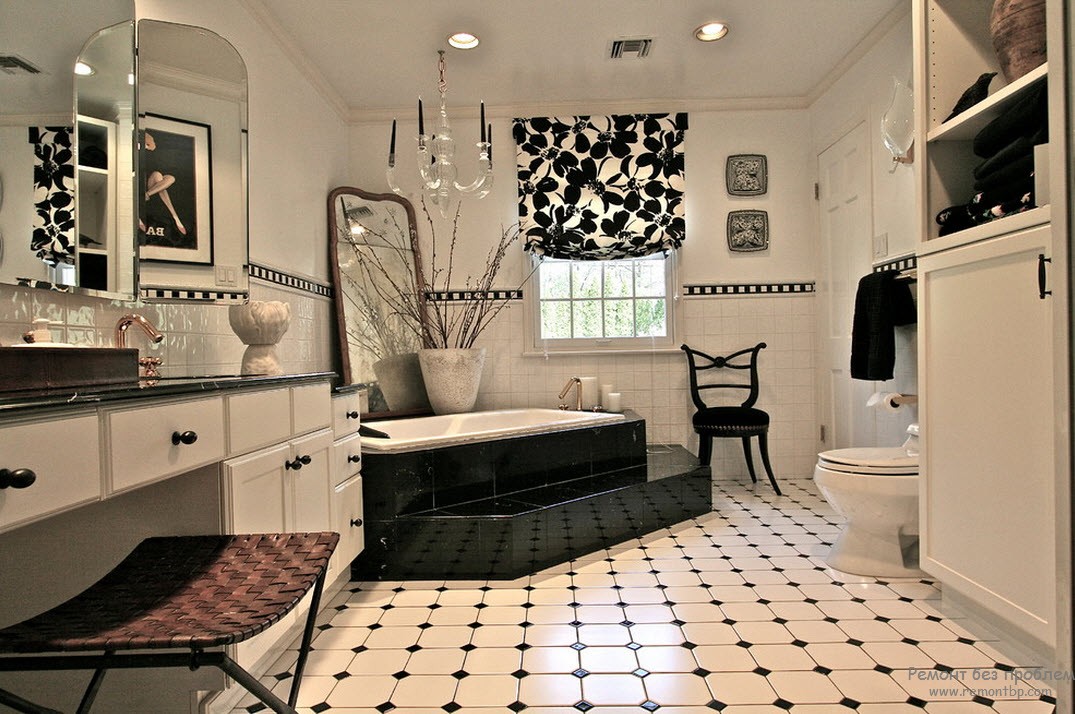 Хрустальная люстра идеальна для черно-белого интерьера ванной комнаты