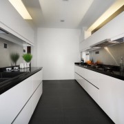 Черно-белая матовая кухня