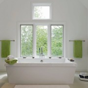 Зеленый интерьер создан при помощи штор и полотенцев