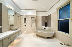 Ванна и раковина в одном стиле создают гармонию всего помещения