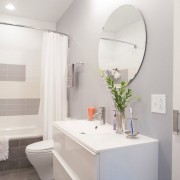 Одна зеленая веточка способна мгновенно преобразить серый интерьер ванной комнаты