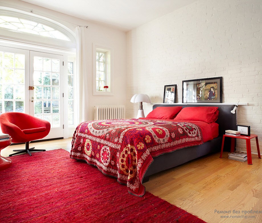 Красная кровать в спальне