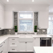 Мойка у окна на кухне