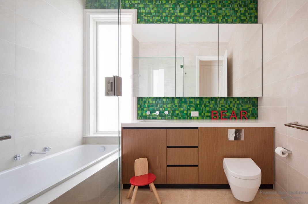 Декорирование одной стены ваннй комнаты насыщенным зеленым